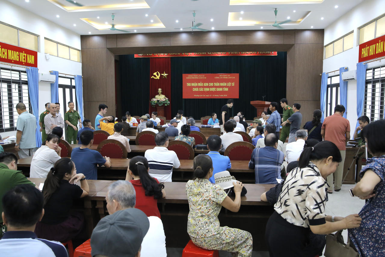 Quang cảnh buổi thu nhận mẫu tại điểm thu nhận ở phường Lào Cai