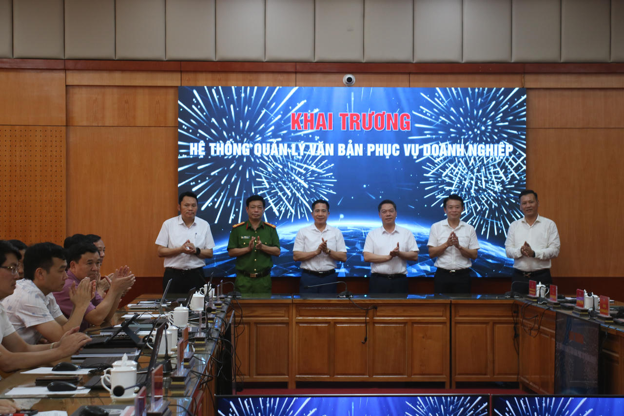 Lễ Khai trương Hệ thống quản lý văn bản phục vụ doanh nghiệp tại tỉnh Lạng Sơn. Ảnh: Minh Hữu.