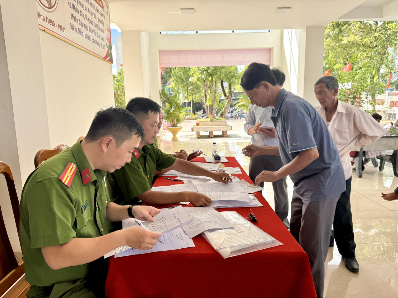 Cán bộ Công an thành phố Huế hướng dẫn thân nhân liệt sĩ thực hiện các thủ tục thu nhận mẫu sinh phẩm ADN phục vụ công tác xác định danh tính hài cốt liệt sĩ chưa xác định thông tin.