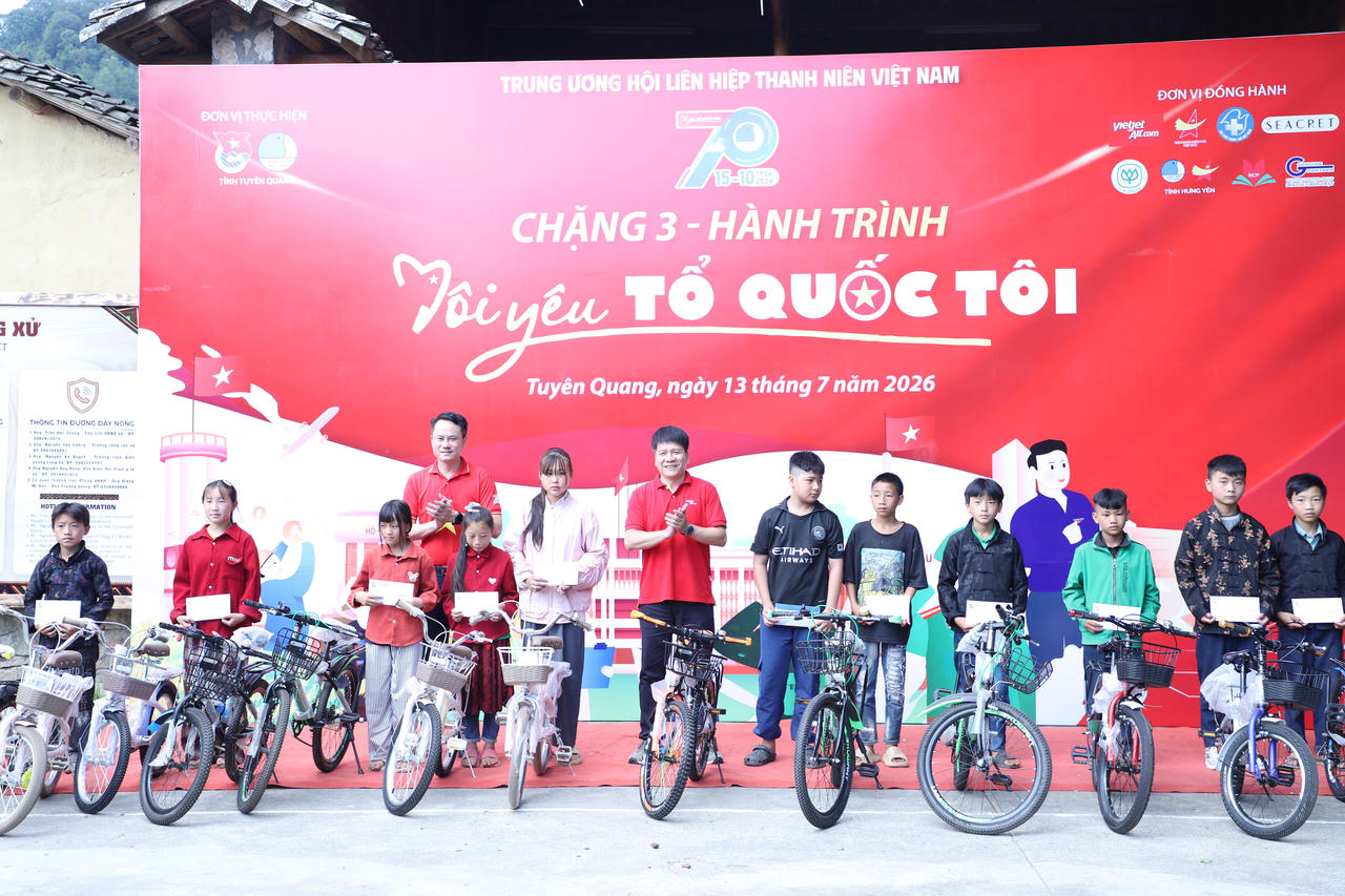 Nhiều phần quà ý nghĩa được trao tới bà con nơi địa đầu Tổ quốc