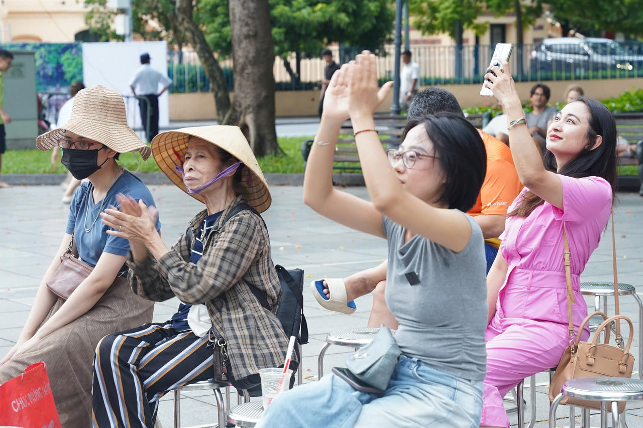 Khán giả hào hứng đón nhận chương trình.