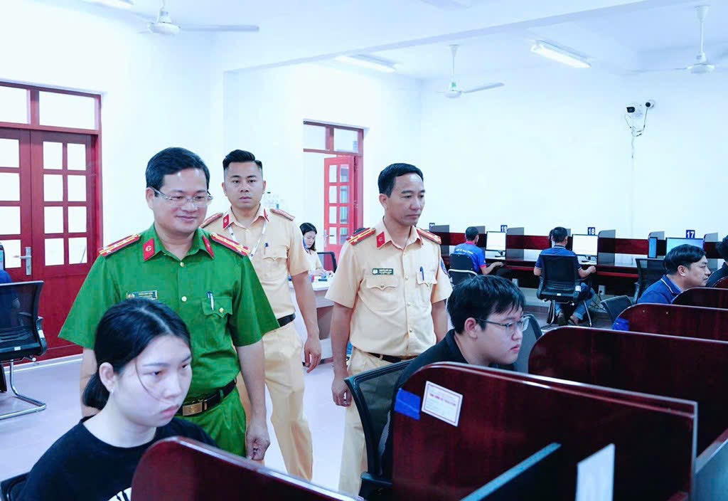 Đại tá Trần Anh Sơn, Phó Giám đốc Công an thành phố Đồng Nai kiểm tra công tác sát hạch GPLX.