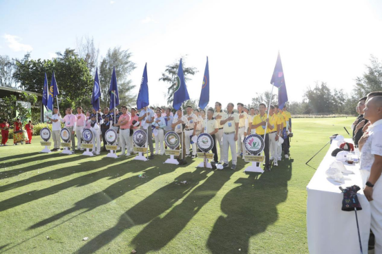 Đại diện 8 Câu Lạc Bộ tham gia giải vô địch các CLB Golf TP Đà Nẵng Mùa 4 – 2026 thực hiện nghi thức khai mạc.