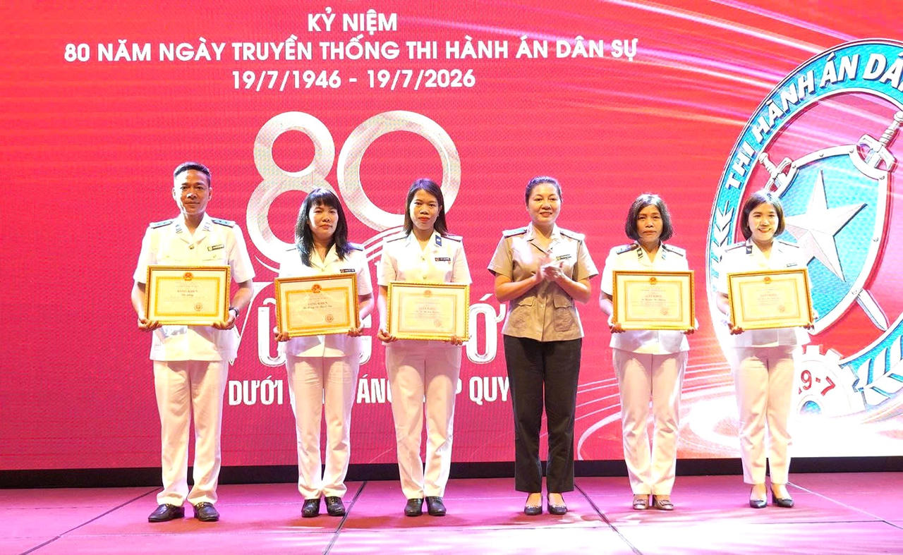 Phó Cục trưởng Cục Quản lý Thi hành án dân sự Trần Thị Phương Hoa trao Bằng khen của Bộ Tư pháp cho các tập thể, cá nhân có thành tích xuất sắc.