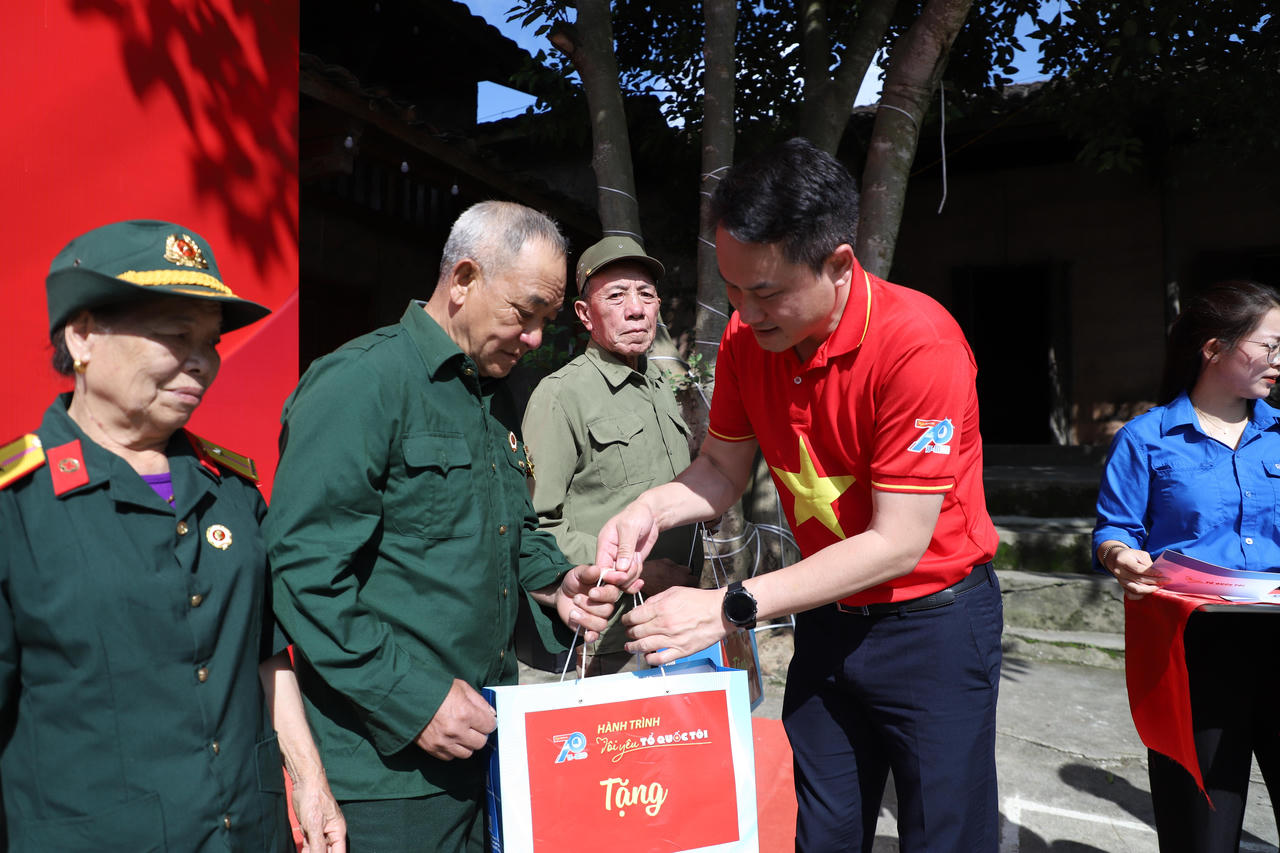 Hành trình “Tôi yêu Tổ quốc tôi” tại cột cờ Lũng Cú