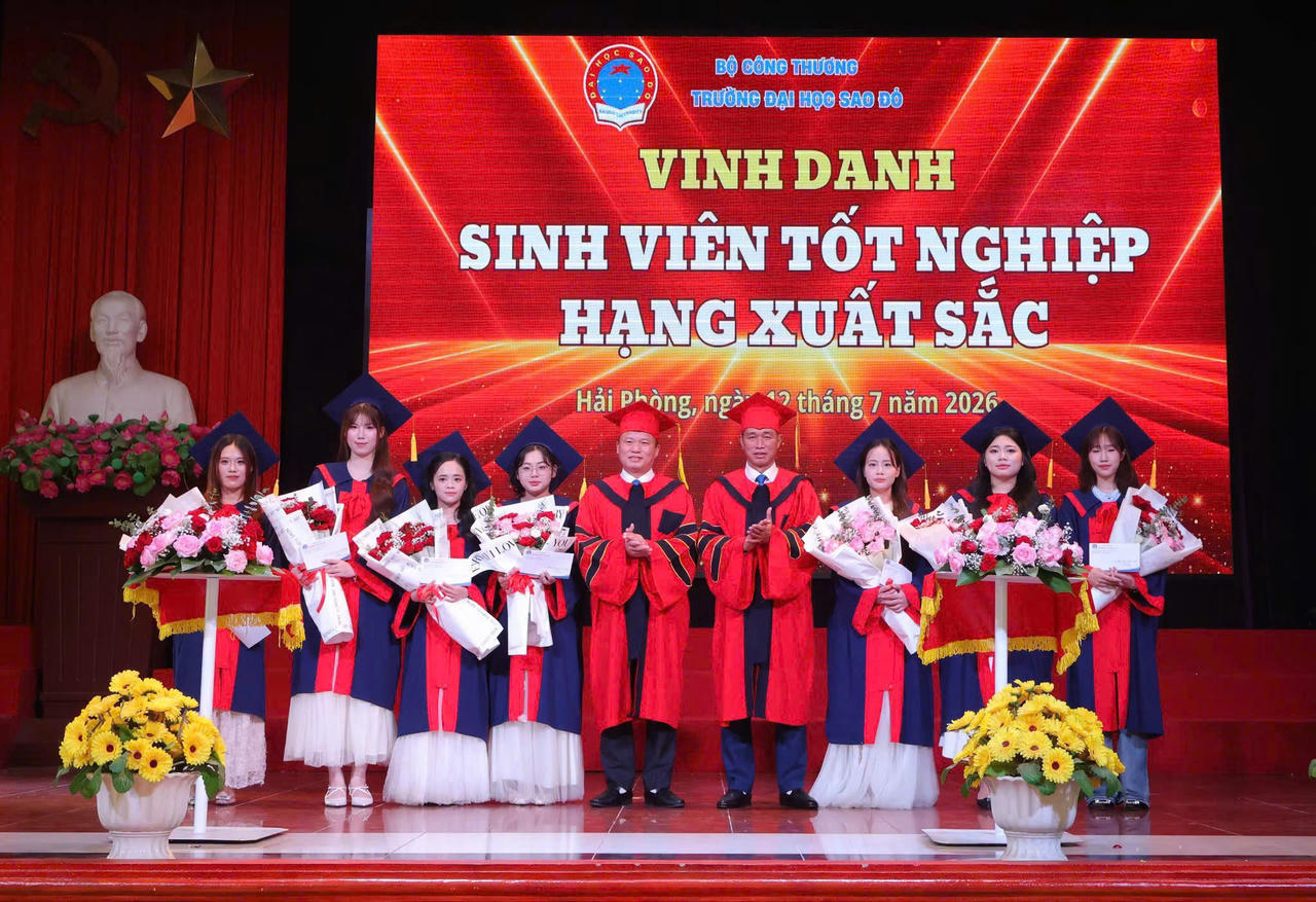 Trường Đại học Sao Đỏ tổ chức Lễ bế giảng và trao bằng tốt nghiệp cho sinh viên khóa 13