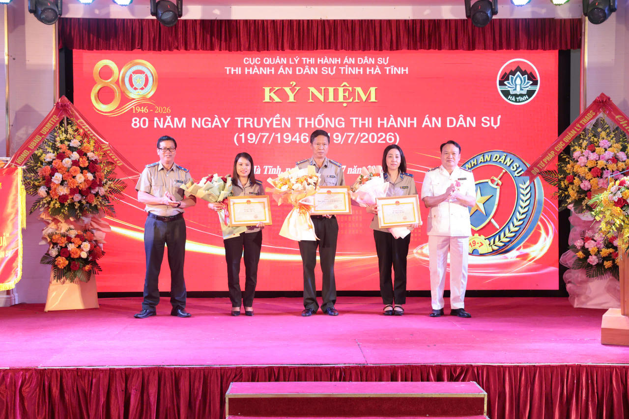 Ông Phan Huy Hiếu - Phó Cục trưởng Cục Quản lý THADS và lãnh đạo THADS tỉnh Hà Tĩnh trao tặng Bằng khen của Bộ trưởng Bộ Tư pháp cho 1 tập thể, 2 cá nhân có thành tích xuất sắc trong phong trào thi đua lập thành tích chào mừng kỷ niệm 80 năm Ngày truyền thống THADS.