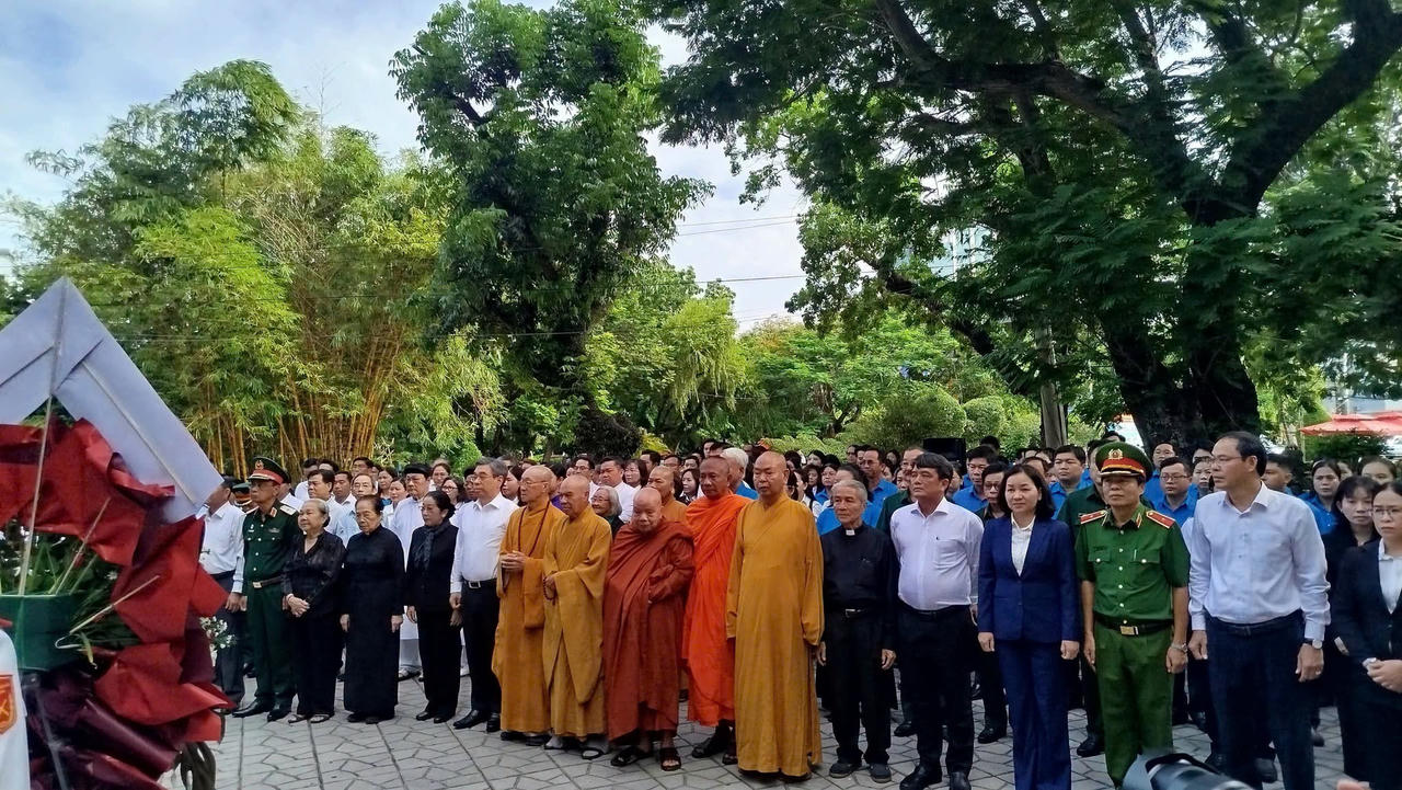 Lễ dâng hương, dâng hoa tưởng niệm các Anh hùng liệt sĩ tại Công viên Lê Thị Riêng
