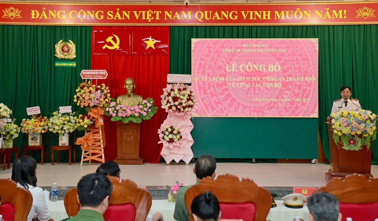 Thiếu tá Trang Minh Cảnh, Trưởng Công an phường Trảng Bom phát biểu nhận nhiệm vụ.