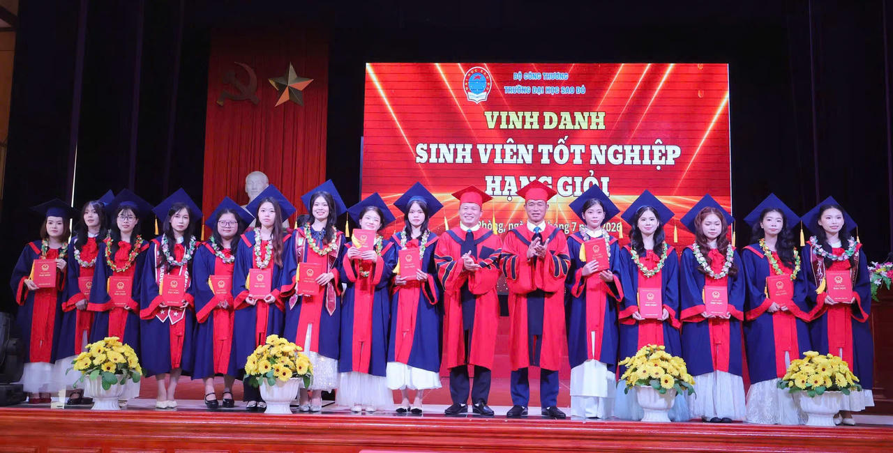Trường Đại học Sao Đỏ tổ chức Lễ bế giảng và trao bằng tốt nghiệp cho sinh viên khóa 13