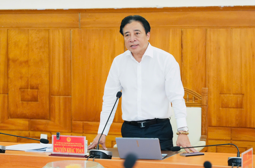 Chủ tịch UBND thành phố Nguyễn Khắc Toàn phát biểu chỉ đạo tại hội nghị.