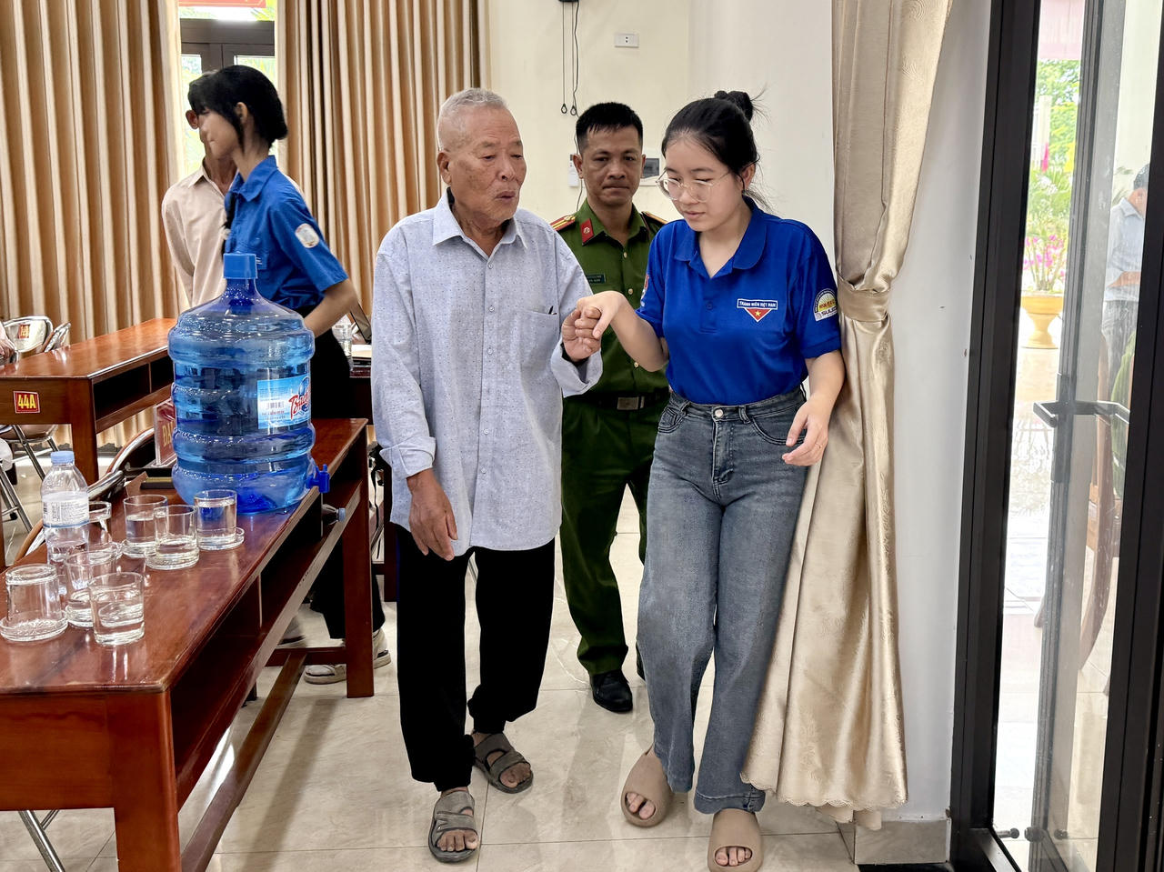 Lực lượng Công an, đoàn viên tận tình hỗ trợ thân nhân liệt sĩ cao tuổi trong quá trình lấy mẫu sinh phẩm ADN tại điểm thu nhận.