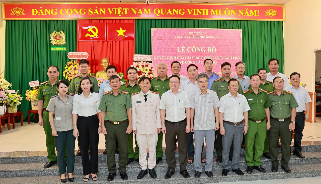 Các đại biểu chụp ảnh chúc mừng Trưởng Công an phường Trảng Bom.