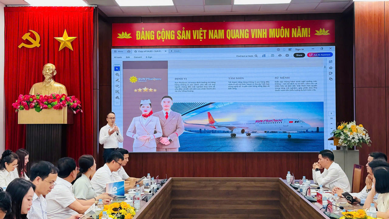 Ông Lã Vĩnh Nam, đại diện Sun PhuQuoc Airways giới thiệu về hãng hàng không và kế hoạch khai thác các đường bay.