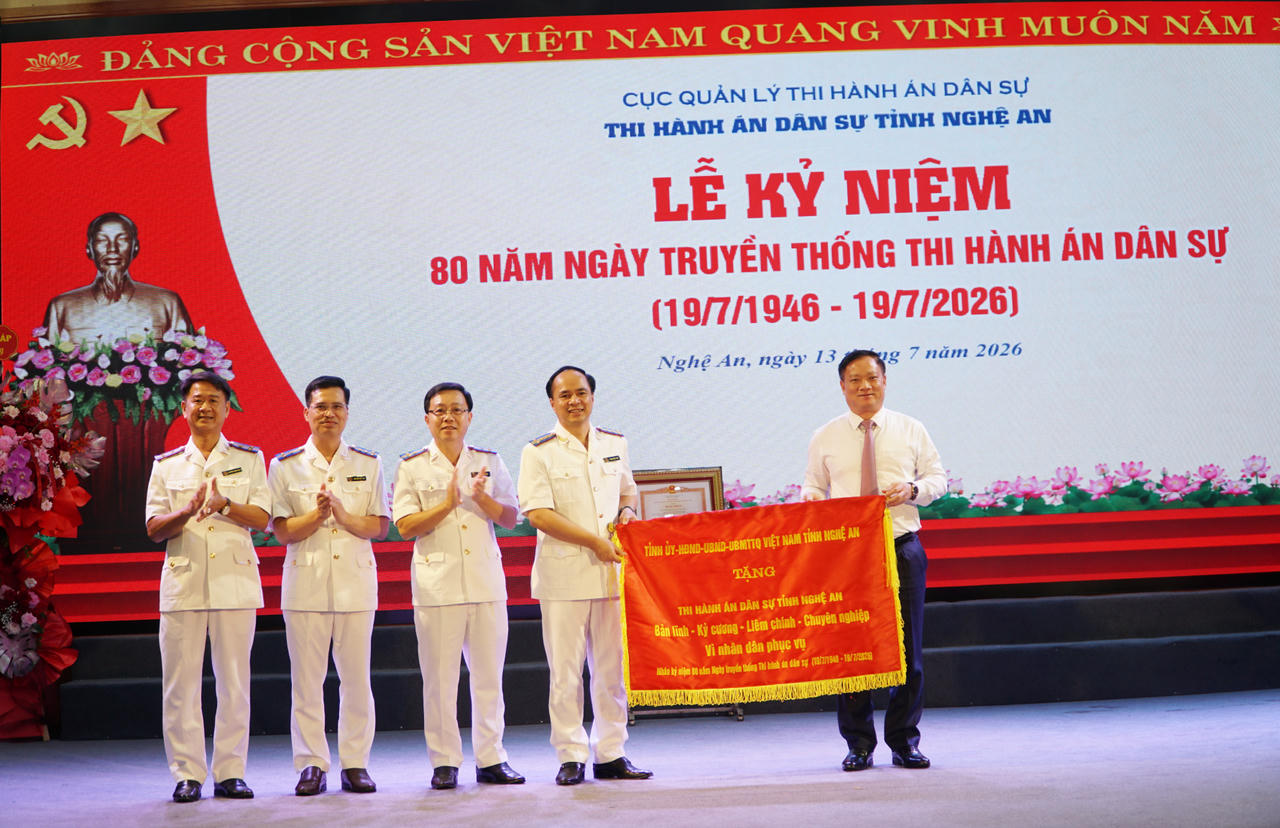 Bí thư Tỉnh ủy Nghệ An Nguyễn Khắc Thận trao tặng bức trướng của Tỉnh ủy, HĐND, UBND, UBMTTQ Việt Nam tỉnh cho THADS tỉnh Nghệ An.