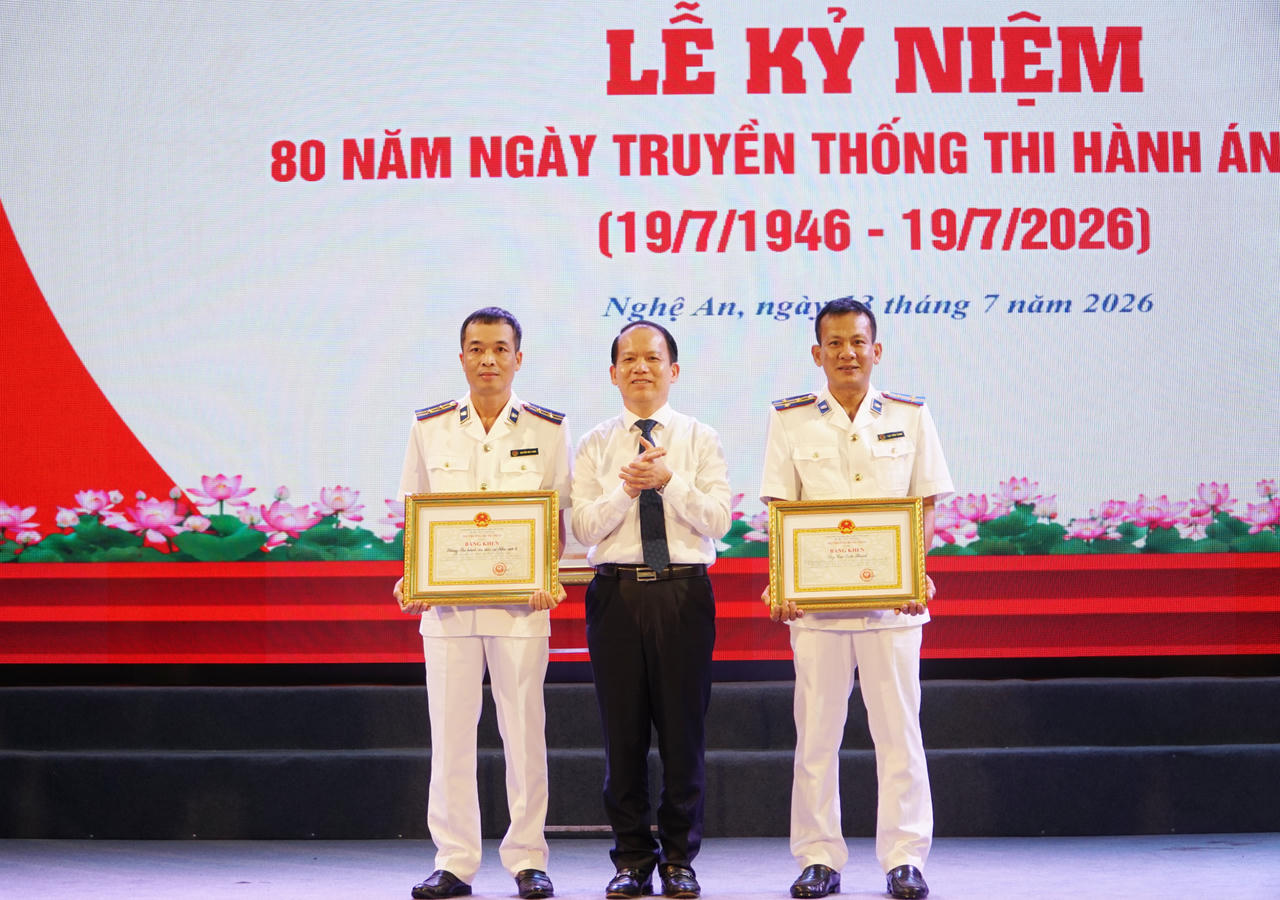 Bộ trưởng Hoàng Thanh Tùng trao bằng khen của Bộ trưởng Bộ Tư pháp cho 1 tập thể và 1 cá nhân THADS tỉnh Nghệ An.