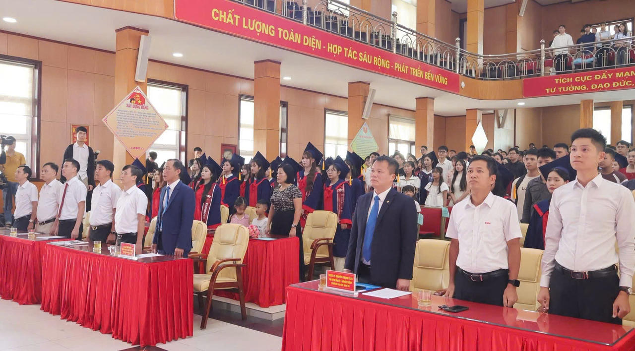 Các đại biểu tham gia buổi lễ bế giảng.