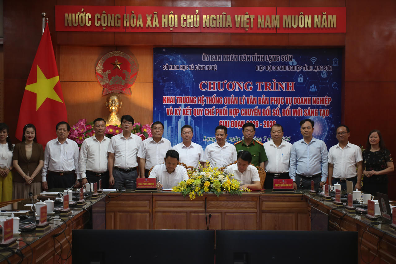 Lễ ký kết Quy chế phối hợp chuyển đổi số, đổi mới sáng tạo giai đoạn 2026 - 2030 giữa Sở Khoa học và Công nghệ tỉnh Lạng Sơn và Hiệp hội Doanh nghiệp tỉnh Lạng Sơn. Ảnh: Minh Hữu