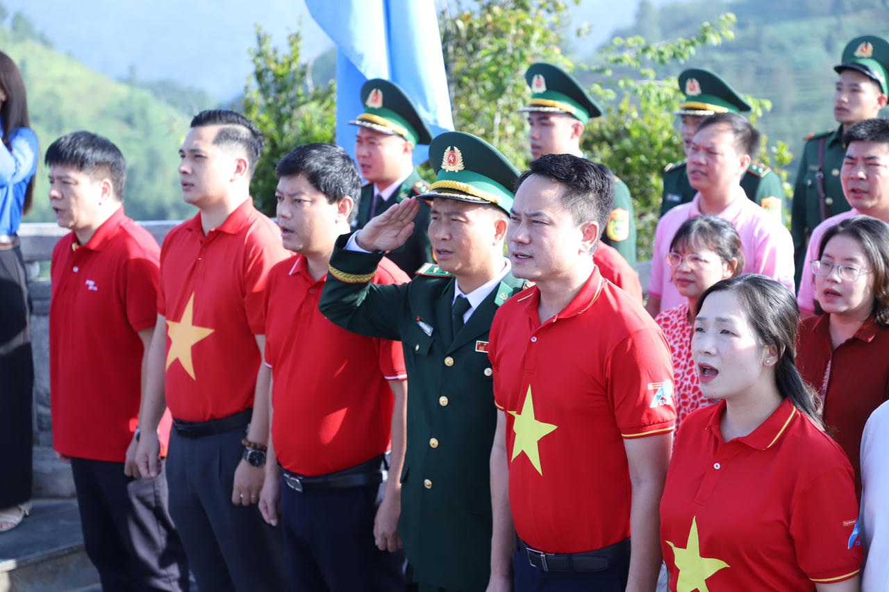 Thiêng liêng hát Quốc ca nơi địa đầu Tổ quốc. (Ảnh: ĐH)
