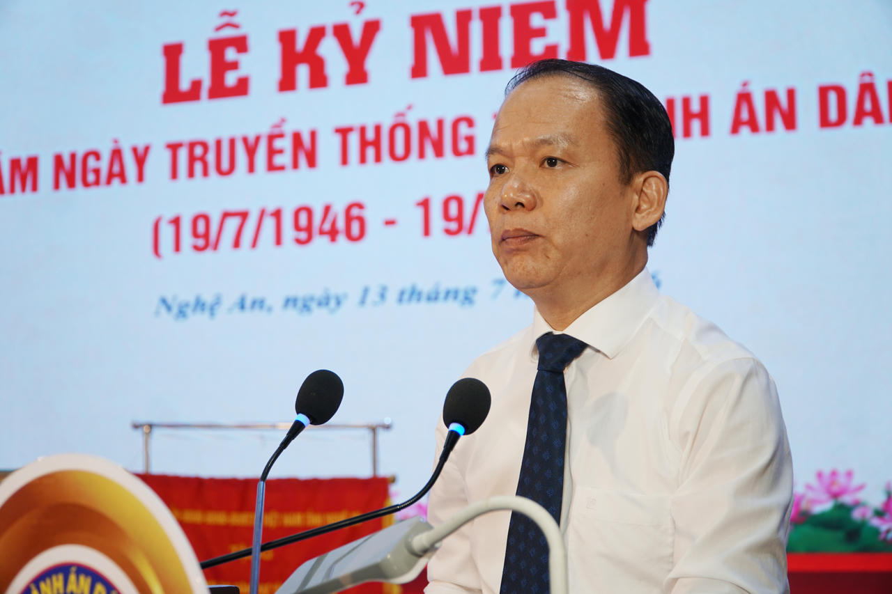 Bộ trưởng Bộ Tư pháp Hoàng Thanh Tùng chúc mừng những thành tích xuất sắc của THADS tỉnh Nghệ An.