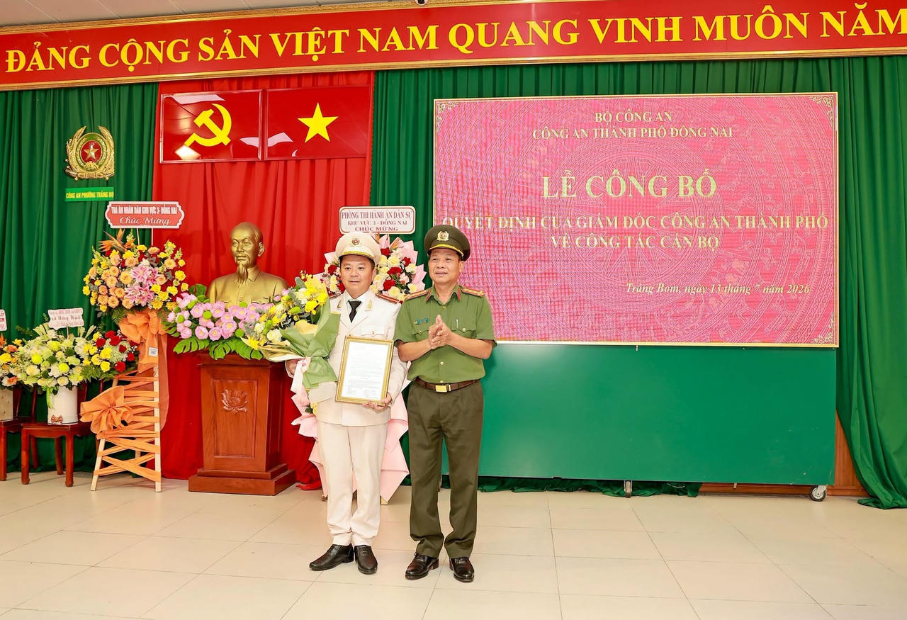 Đại tá Dương Văn Mạnh trao quyết định, tặng hoa chúc mừng và giao nhiệm vụ cho Thiếu tá Trang Minh Cảnh.