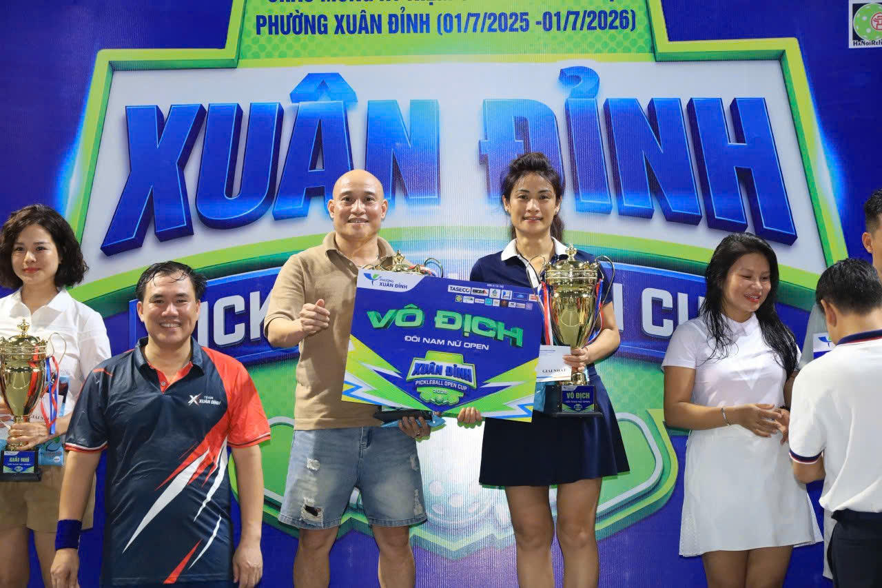 Cặp VĐV nhận cúp vô địch hạng mục nam nữ chụp ảnh kỉ niệm sau khi nhận giải thưởng.