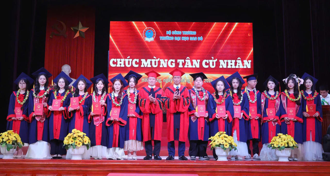Trường Đại học Sao Đỏ tổ chức Lễ bế giảng và trao bằng tốt nghiệp cho sinh viên khóa 13