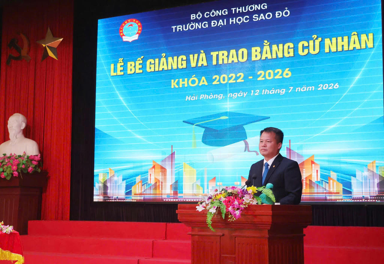 NGƯT. TS. Nguyễn Trọng Các - Phó Bí thư Đảng ủy, Phó Hiệu trưởng Nhà trường phát biểu.