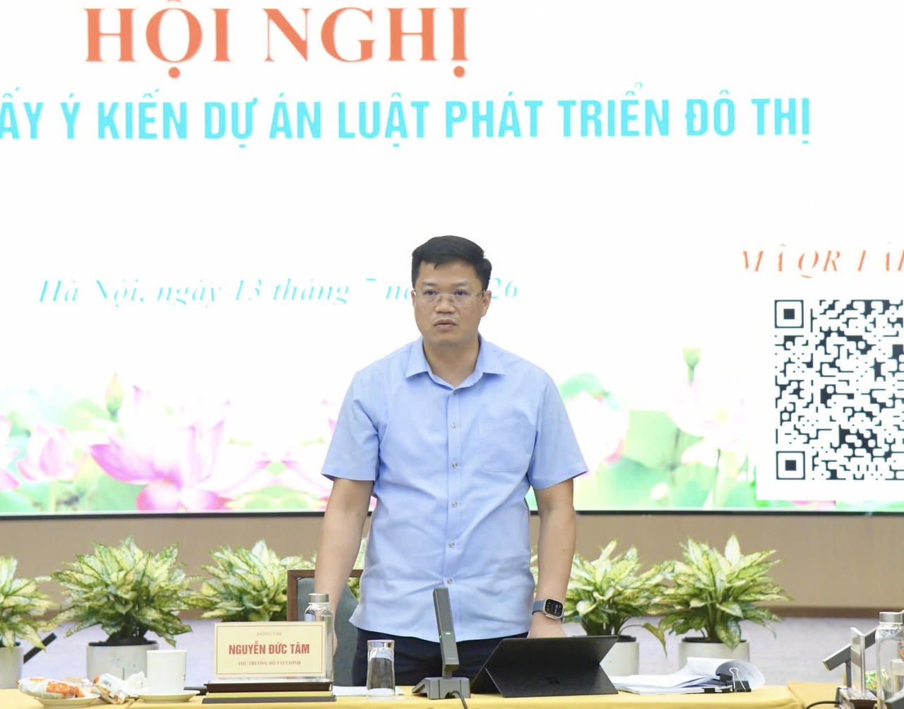 Thứ trưởng Bộ Tài chính Nguyễn Đức Tâm phát biểu tại hội nghị.