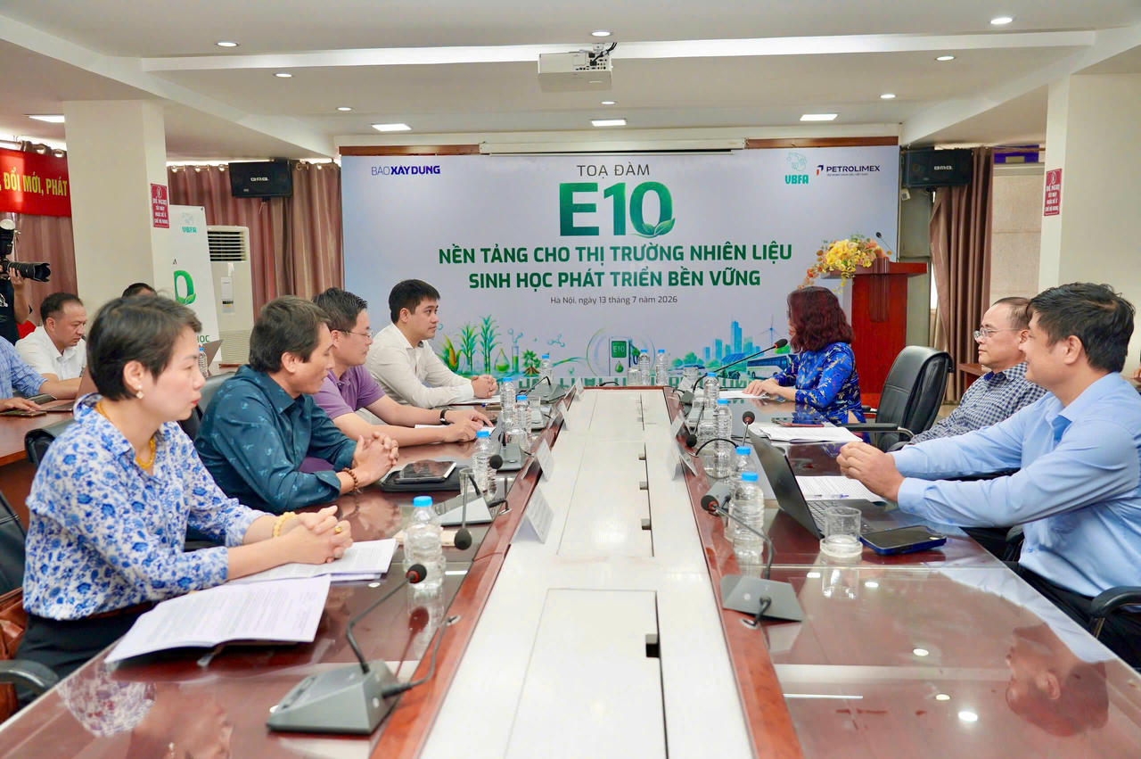 Hiếm có mặt hàng nào được quản lý chặt chẽ như xăng dầu