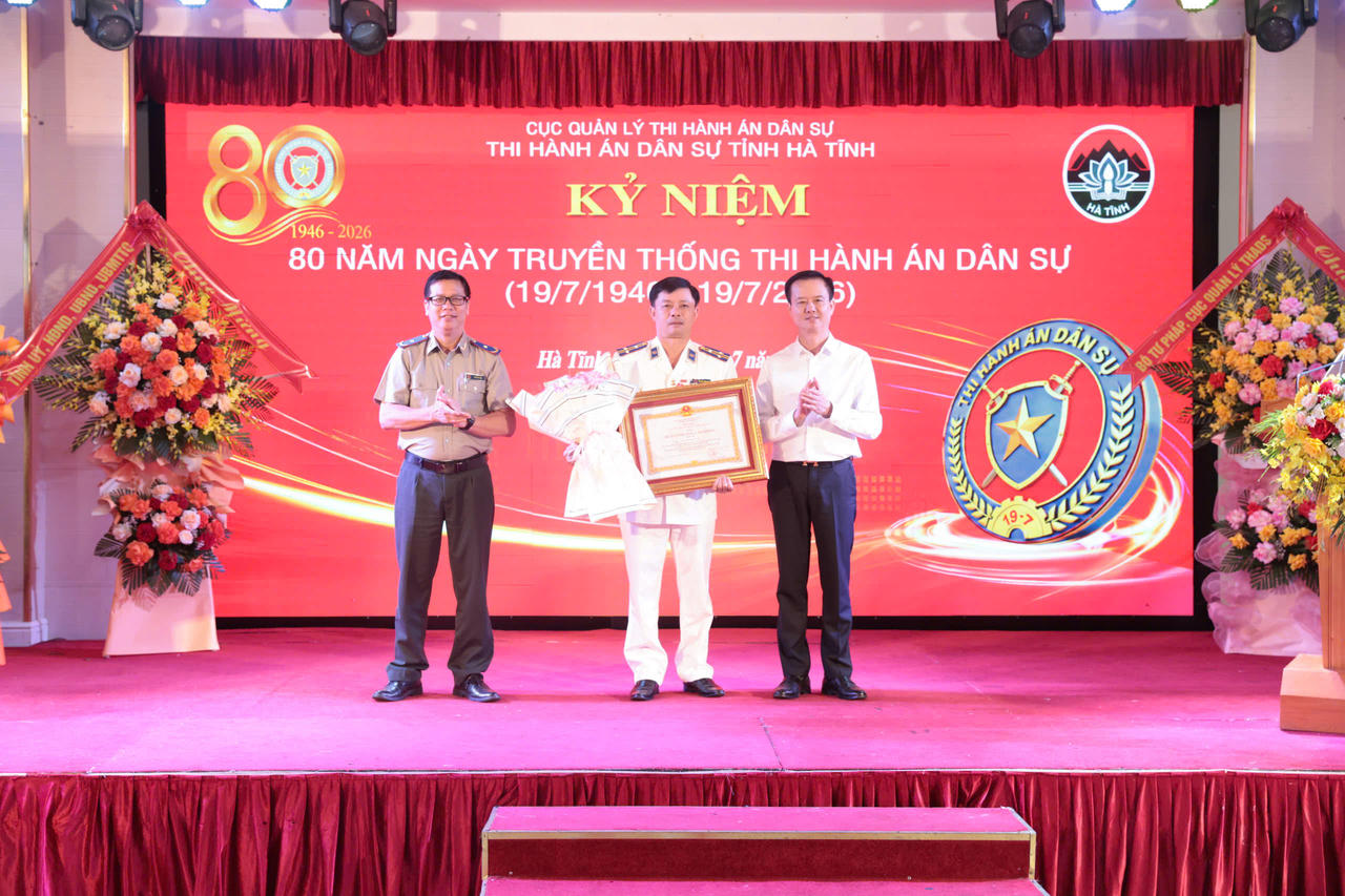 Ông Phan Huy Hiếu - Phó Cục trưởng Cục Quản lý THADS và ông Trần Báu Hà - Phó Chủ tịch Thường trực UBND tỉnh Hà Tĩnh trao tặng Huân chương Lao động hạng Ba của Chủ tịch nước cho ông Nguyễn Hồng Nam - Phó Trưởng phòng THADS khu vực 2-Hà Tĩnh.