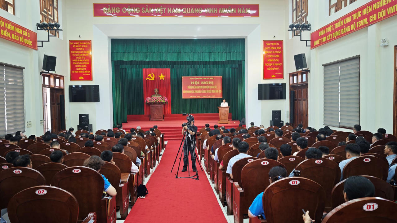 Cảnh sát biển cùng địa phương khảo sát, nắm tình hình các vùng biển, đảo ven bờ miền Trung