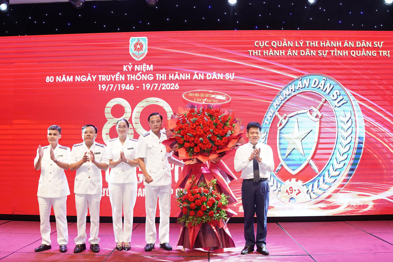 Phó Chủ tịch UBND tỉnh Quảng Trị Lê Văn Bảo tặng hoa chúc mừng.