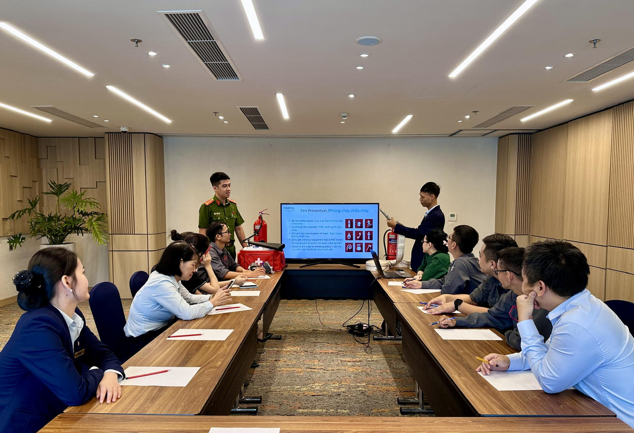 Cán bộ, nhân viên Nhà nghỉ nghiệp vụ tham gia buổi tuyên truyền.
