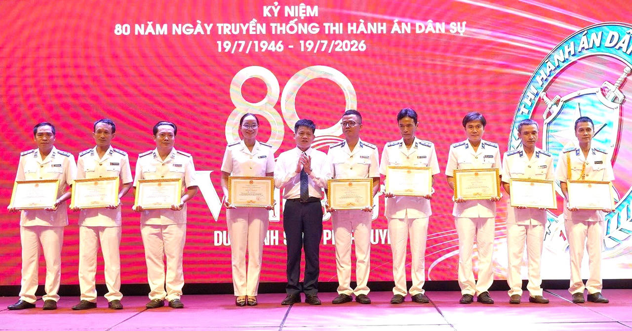Phó Chủ tịch UBND tỉnh Quảng Trị Lê Văn Bảo trao Bằng khen của Chủ tịch UBND tỉnh cho các tập thể, cá nhân tiêu biểu.