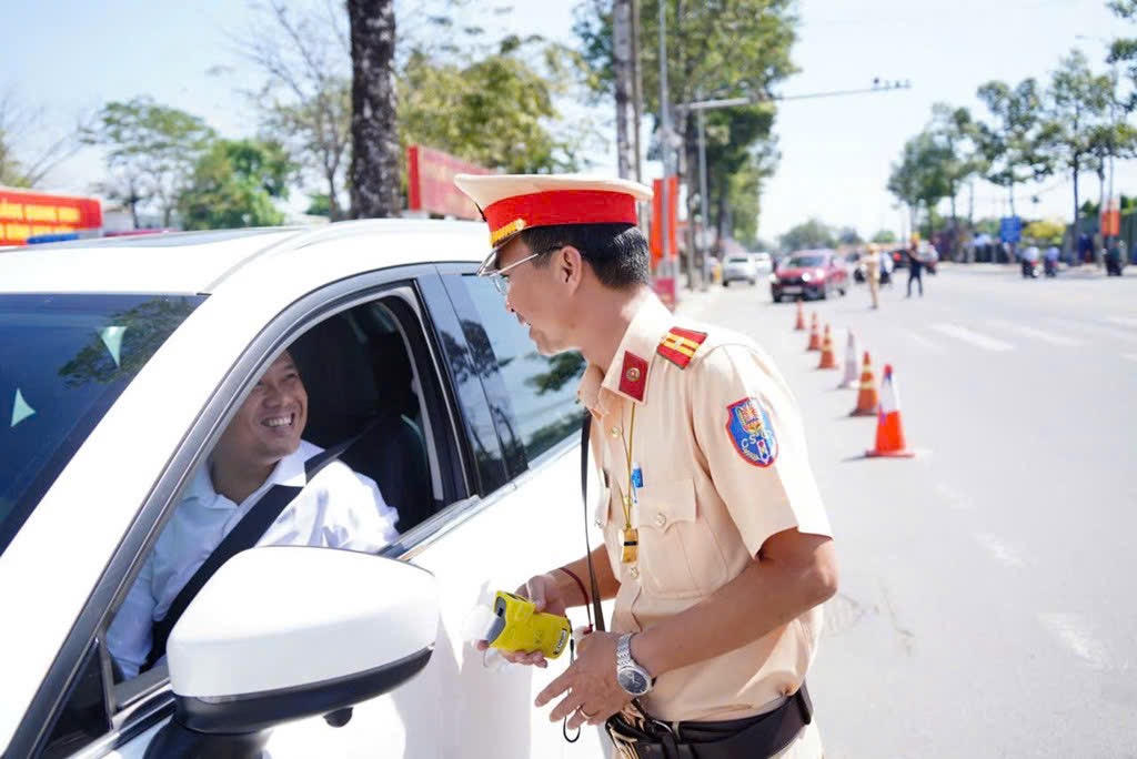 Lực lượng Cảnh sát giao thông kiểm tra nồng độ cồn trên đường Võ Thị Sáu.