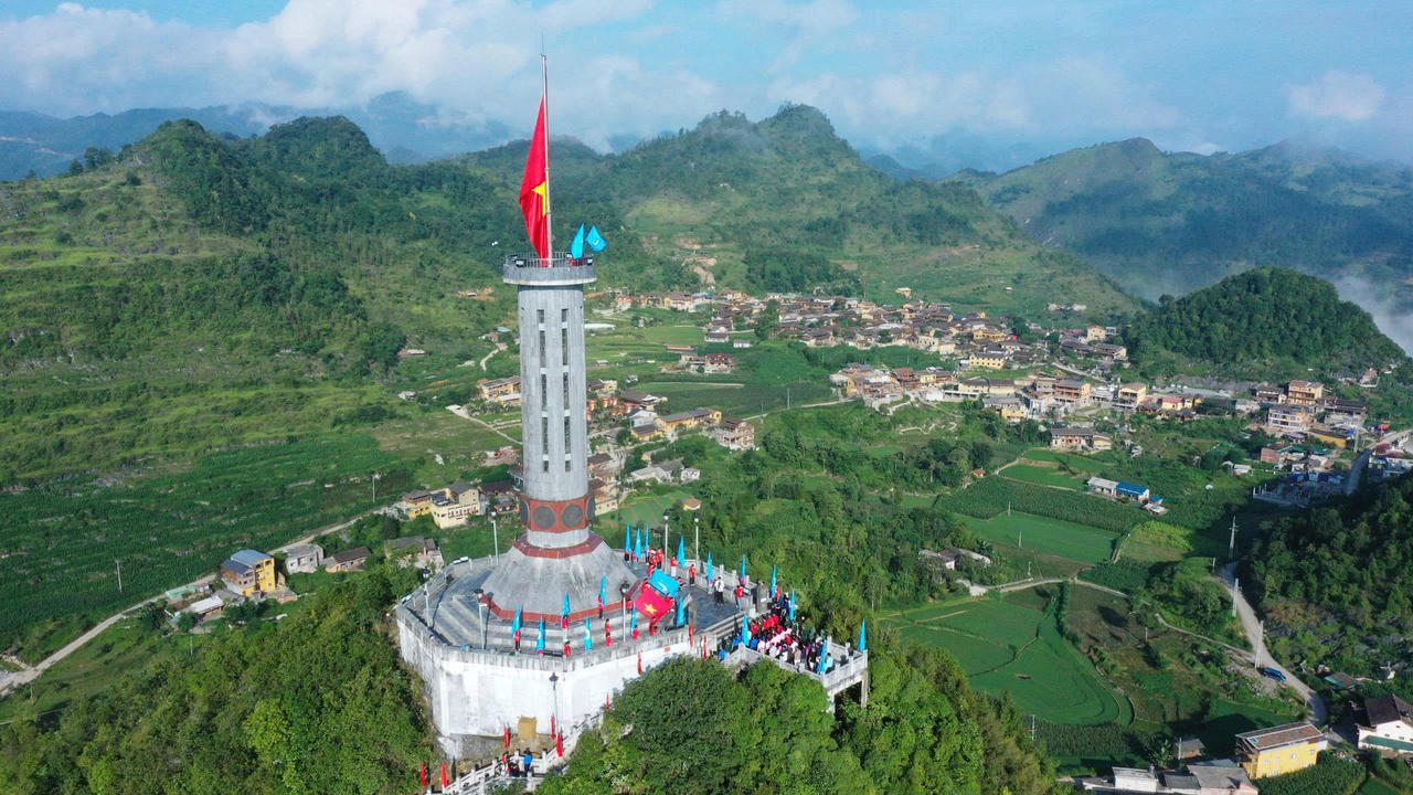 Hành trình 'Tôi yêu Tổ quốc tôi' đến Cột cờ Lũng Cú (Ảnh: Đ.H)
