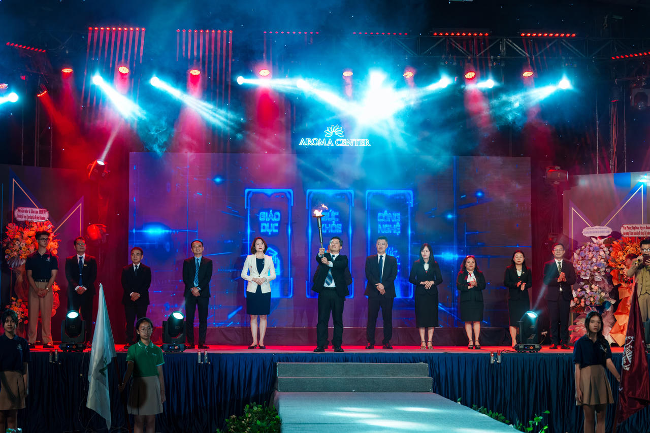 ThS. Đào Quang Huy – Chủ tịch Hội đồng trường các trường UKA thực hiện nghi thức truyền đuốc tiếp lửa, đánh dấu bước chuyển mình vào kỷ nguyên giáo dục mới