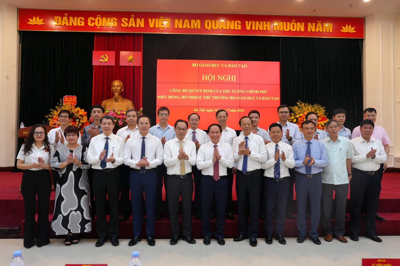  Phó Thủ tướng Chính phủ Lê Tiến Châu chụp ảnh lưu niệm cùng lãnh đạo Bộ GD&ĐT 