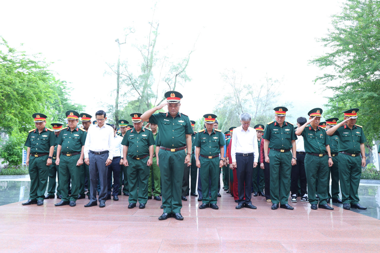 Quân khu 7 tri ân Anh hùng liệt sĩ, thăm gia đình chính sách tại Đặc khu Côn Đảo