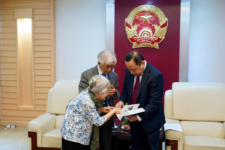 GS. Trần Thanh Vân và GS. Lê Kim Ngọc tặng sách cho Bộ trưởng Vũ Hải Quân. (Ảnh: MST)