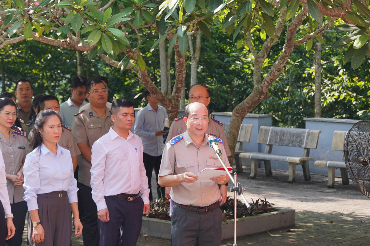 Ông Nguyễn Thắng Lợi – Cục trưởng Cục Quản lý THADS báo công tại nhà bia Khu di tích lịch sử Bộ Tư pháp. Ảnh: Đức Mạnh.