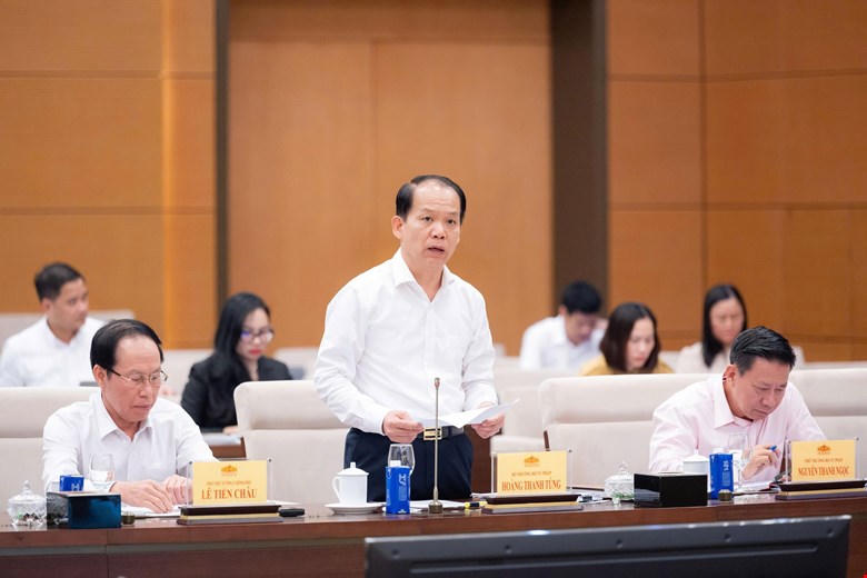 Bộ trưởng Bộ Tư pháp Hoàng Thanh Tùng trình bày tờ trình tại phiên họp.