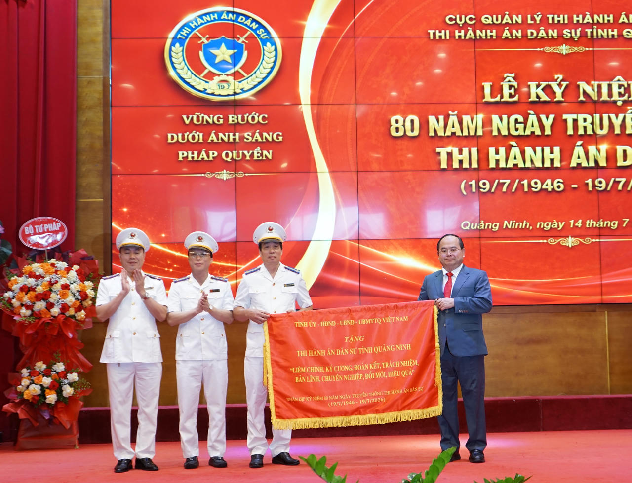 Ông Quản Minh Cường - Ủy viên Trung ương Đảng, Bí thư Tỉnh ủy Quảng Ninh, Trưởng Đoàn ĐBQH tỉnh, trao Bức trướng mang dòng chữ “Liêm chính, Kỷ cương, Đoàn kết, Trách nhiệm, Bản lĩnh, Chuyên nghiệp, Đổi mới, Hiệu quả” của Tỉnh ủy - HĐND - UBND - Ủy ban MTTQ Việt Nam tỉnh tặng THADS tỉnh Quảng Ninh.