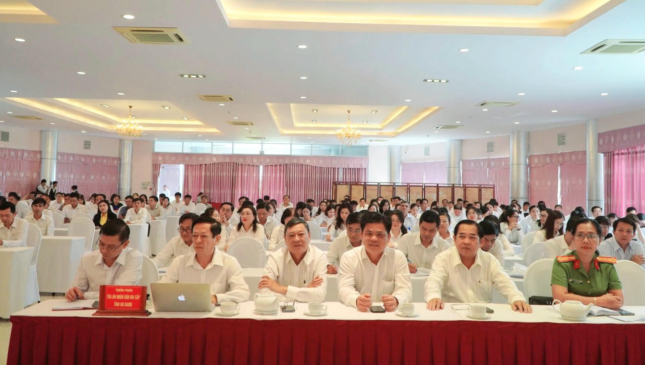 Các đại biểu tham dự hội nghị