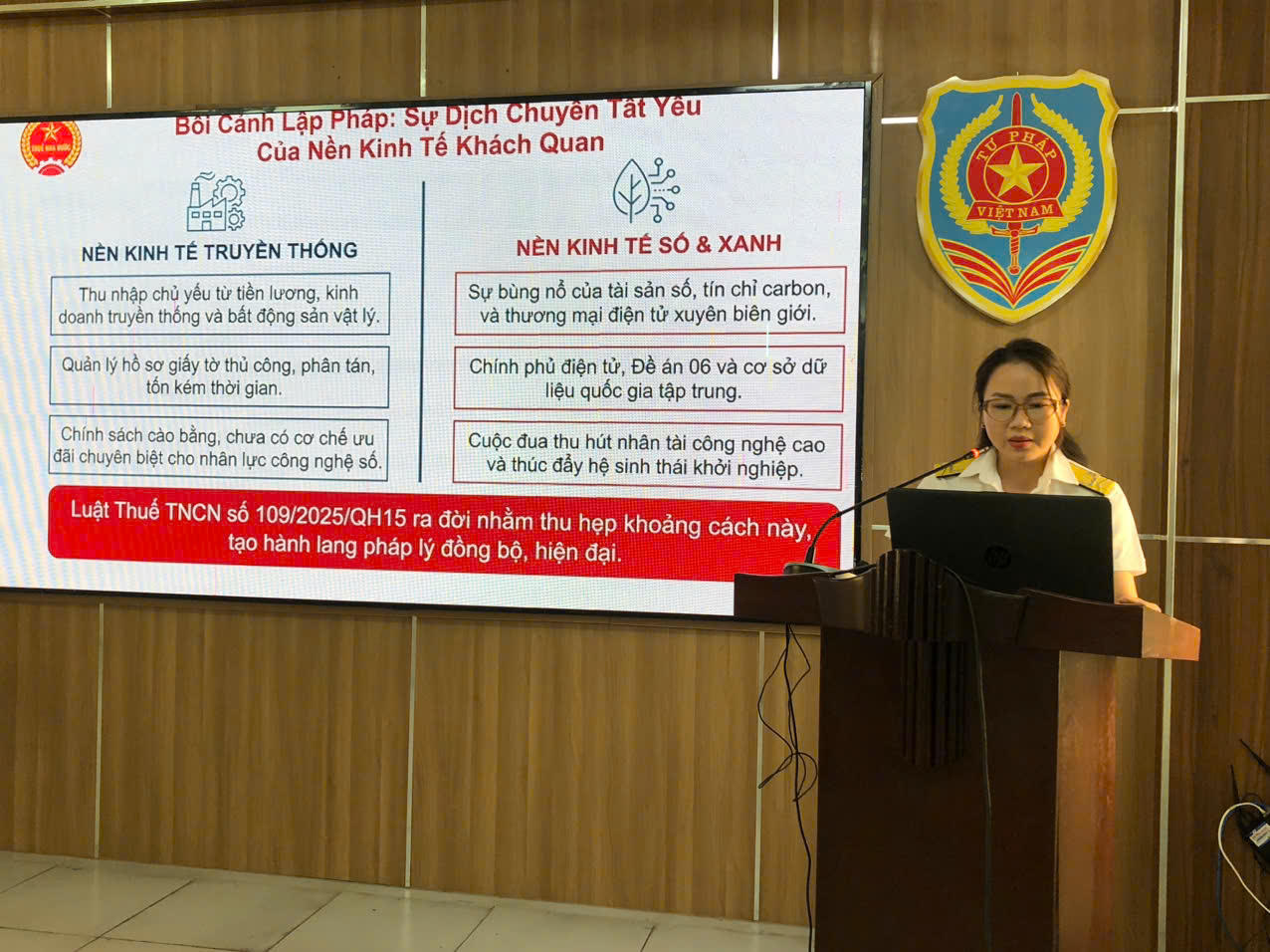 Đại diện Thuế TP Huế triển khai, phổ biến những điểm mới của Luật Thuế thu nhập cá nhân