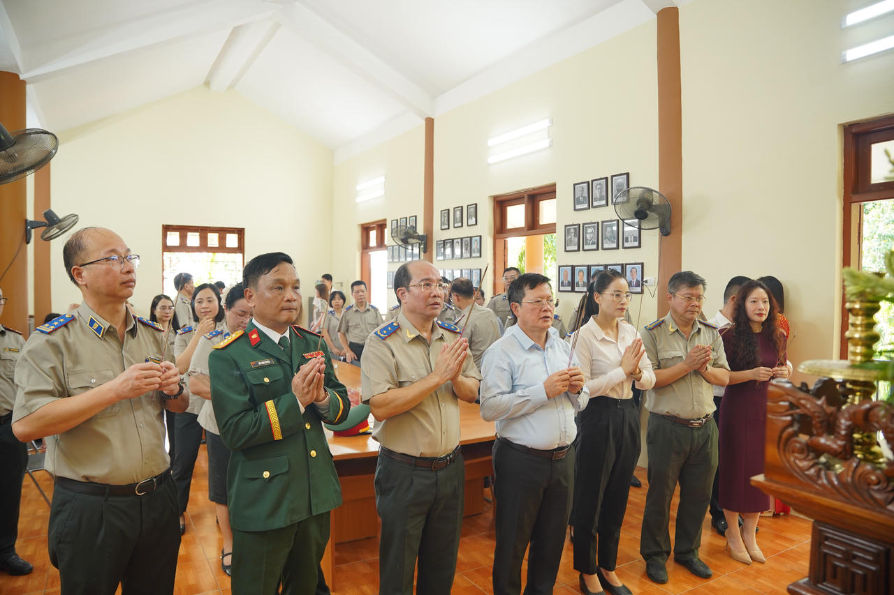 Thứ trưởng Mai Lương Khôi và các đại biểu dâng hương kính Bác tại nhà truyền thống Bộ Tư pháp. Ảnh: Đức Mạnh.