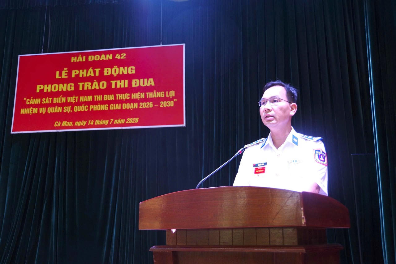 Thượng tá Lê Đức Tuấn, Hải đoàn trưởng phát động phong trào thi đua (Ảnh: Văn Mẫn)