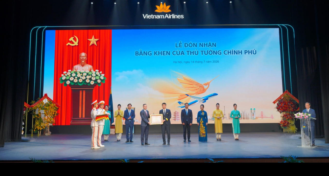 Ông Ngô Văn Tuấn, Ủy viên Ban Chấp hành Trung ương Đảng, Bộ trưởng Bộ Tài chính trao tặng Bằng khen của Thủ tướng Chính phủ cho Tổng công ty Hàng không Việt Nam và cá nhân có thành tích xuất sắc. (Ảnh: VNA)