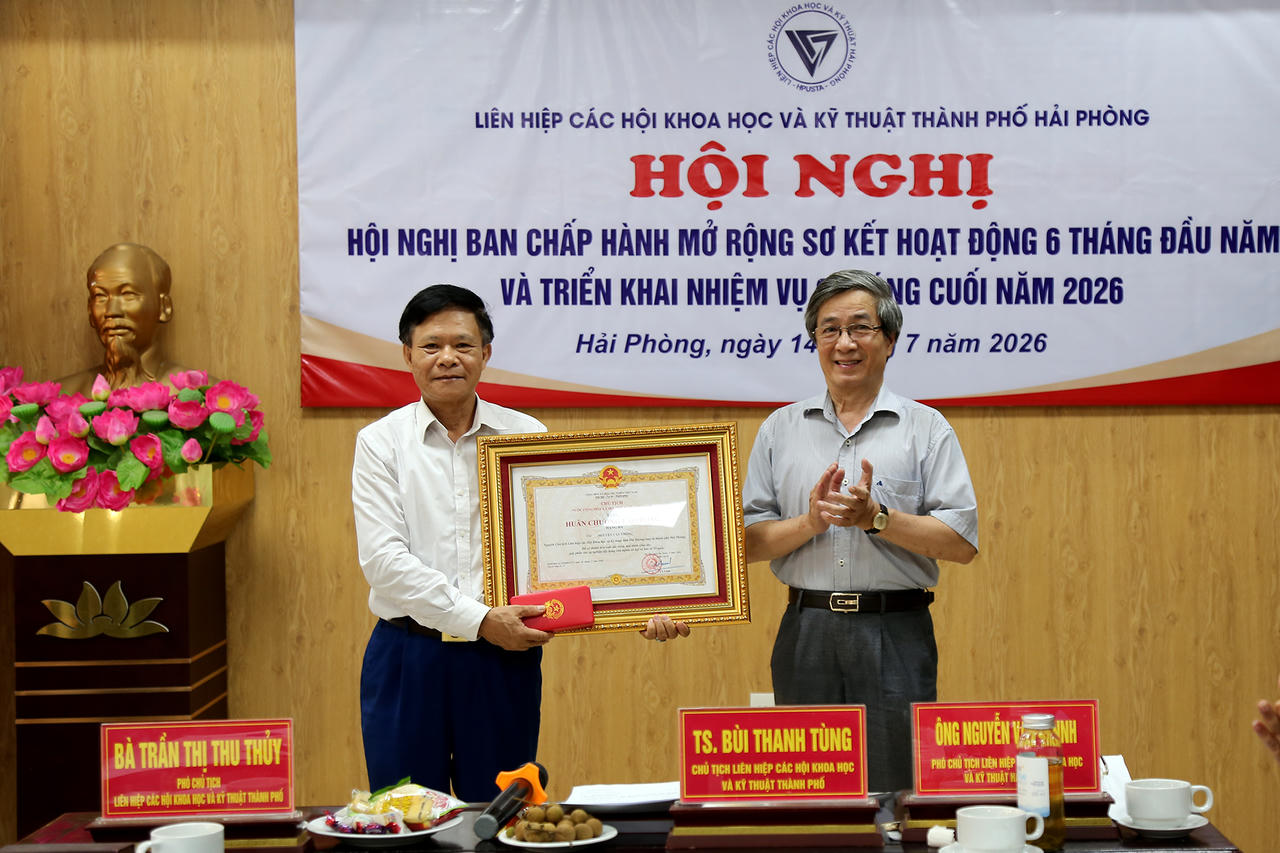 Chủ tịch Liên hiệp các Hội khoa học và kỹ thuật TP Bùi Thanh Tùng trao Huân chương Lao động Hạng Ba của Chủ tịch nước tặng ông Nguyễn Văn Thông.